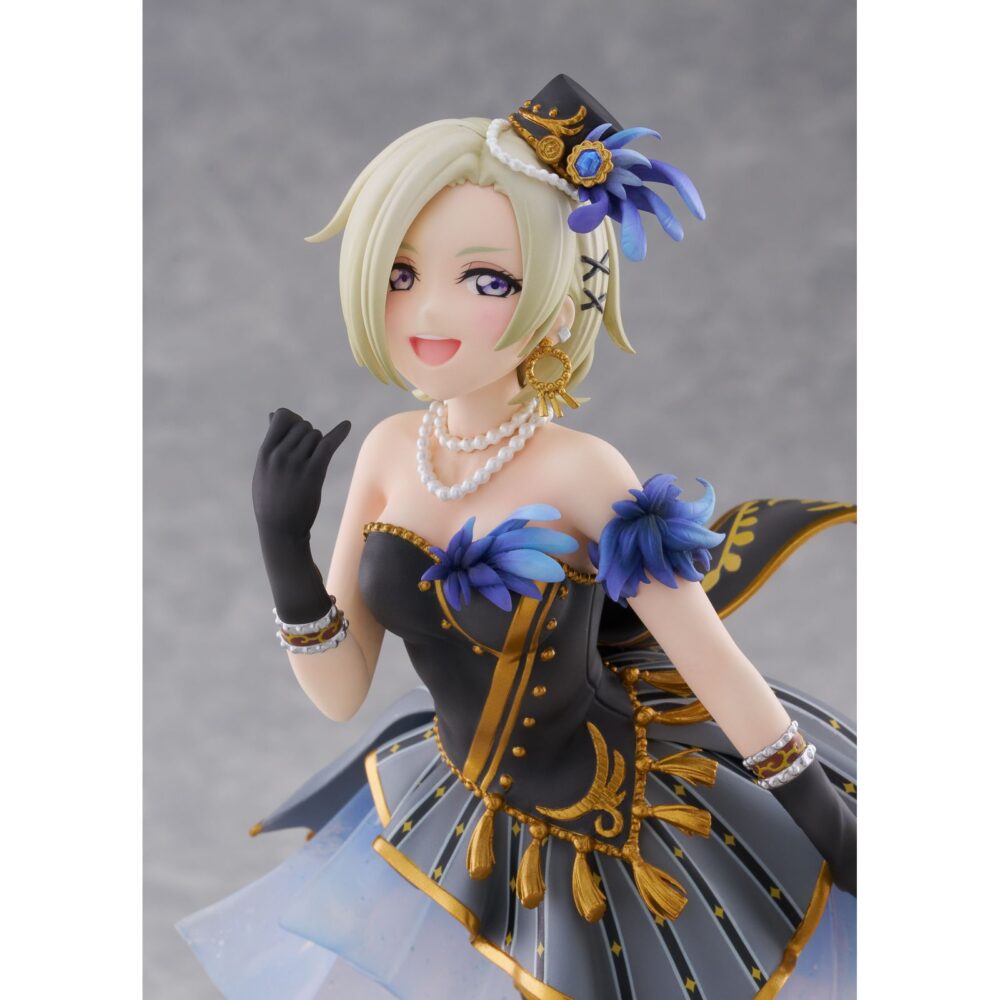 Mia taylor love live! Nijigasaki high school idol club 1/7 scale. Plum pmoa suma a su catálogo la figura a escala 1/7 de mia taylor, la integrante más joven del grupo de idols del anime "love live! Nijigasaki high school idol club". Esta figura, fabricada en pvc, mide aproximadamente 22 cm y destaca por la fidelidad en los detalles y el acabado en la pintura. Se presenta con un elegante atuendo de tonos azules y dorados con detalles translúcidos y una pose cautivadora que captura perfectamente la esencia del personaje. Incluye una base circular transparente para su exposición.