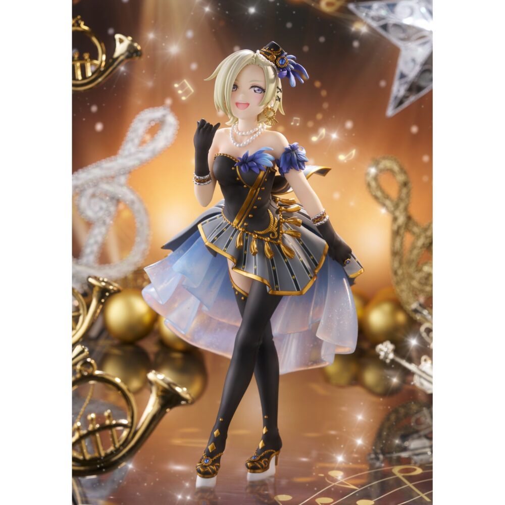 Mia taylor love live! Nijigasaki high school idol club 1/7 scale. Plum pmoa suma a su catálogo la figura a escala 1/7 de mia taylor, la integrante más joven del grupo de idols del anime "love live! Nijigasaki high school idol club". Esta figura, fabricada en pvc, mide aproximadamente 22 cm y destaca por la fidelidad en los detalles y el acabado en la pintura. Se presenta con un elegante atuendo de tonos azules y dorados con detalles translúcidos y una pose cautivadora que captura perfectamente la esencia del personaje. Incluye una base circular transparente para su exposición.