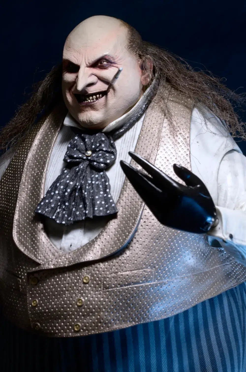 Figura articulada en escala 1/4 de la película ´batman vuelve´, tamaño aprox. 38 cm. Esta temporada electoral, ¡vota a oswald cobblepot para alcalde! Esta versión del pingüino de batman returns está lista para arrasar en la campaña electoral. La figura de acción a escala 1/4 cuenta con el parecido del actor danny devito, cuya memorable interpretación del retorcido oswald cobblepot en la película de 1992 sigue definiendo al personaje. La figura, que se puede posar completamente, mide 15" y tiene pelo sintético y un esculpido idéntico al de la película. El pingüino viene con un abrigo de tela totalmente nuevo y desmontable, un sombrero de copa desmontable, un minicartel «cobblepot for mayor», un monóculo, un cigarrillo en una boquilla y accesorios de pescado a medio comer. Cargada de extraordinarios detalles, ¡esta figura es imprescindible para los fans de batman!