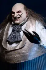 Figura articulada en escala 1/4 de la película ´Batman Vuelve´, tamaño aprox. 38 cm. Esta temporada electoral, ¡vota a Oswald Cobblepot para alcalde! Esta versión del Pingüino de Batman Returns está lista para arrasar en la campaña electoral. La figura de acción a escala 1/4 cuenta con el parecido del actor Danny DeVito, cuya memorable interpretación del retorcido Oswald Cobblepot en la película de 1992 sigue definiendo al personaje. La figura, que se puede posar completamente, mide 15" y tiene pelo sintético y un esculpido idéntico al de la película. El Pingüino viene con un abrigo de tela totalmente nuevo y desmontable, un sombrero de copa desmontable, un minicartel «Cobblepot for Mayor», un monóculo, un cigarrillo en una boquilla y accesorios de pescado a medio comer. Cargada de extraordinarios detalles, ¡esta figura es imprescindible para los fans de Batman!