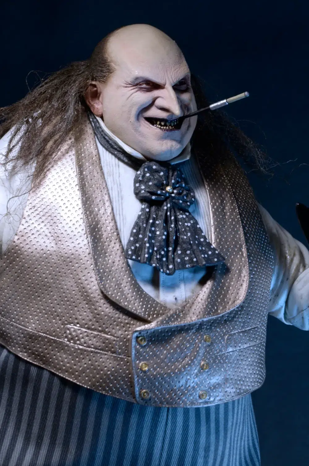 Figura articulada en escala 1/4 de la película ´batman vuelve´, tamaño aprox. 38 cm. Esta temporada electoral, ¡vota a oswald cobblepot para alcalde! Esta versión del pingüino de batman returns está lista para arrasar en la campaña electoral. La figura de acción a escala 1/4 cuenta con el parecido del actor danny devito, cuya memorable interpretación del retorcido oswald cobblepot en la película de 1992 sigue definiendo al personaje. La figura, que se puede posar completamente, mide 15" y tiene pelo sintético y un esculpido idéntico al de la película. El pingüino viene con un abrigo de tela totalmente nuevo y desmontable, un sombrero de copa desmontable, un minicartel «cobblepot for mayor», un monóculo, un cigarrillo en una boquilla y accesorios de pescado a medio comer. Cargada de extraordinarios detalles, ¡esta figura es imprescindible para los fans de batman!