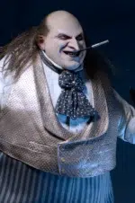 Figura articulada en escala 1/4 de la película ´Batman Vuelve´, tamaño aprox. 38 cm. Esta temporada electoral, ¡vota a Oswald Cobblepot para alcalde! Esta versión del Pingüino de Batman Returns está lista para arrasar en la campaña electoral. La figura de acción a escala 1/4 cuenta con el parecido del actor Danny DeVito, cuya memorable interpretación del retorcido Oswald Cobblepot en la película de 1992 sigue definiendo al personaje. La figura, que se puede posar completamente, mide 15" y tiene pelo sintético y un esculpido idéntico al de la película. El Pingüino viene con un abrigo de tela totalmente nuevo y desmontable, un sombrero de copa desmontable, un minicartel «Cobblepot for Mayor», un monóculo, un cigarrillo en una boquilla y accesorios de pescado a medio comer. Cargada de extraordinarios detalles, ¡esta figura es imprescindible para los fans de Batman!