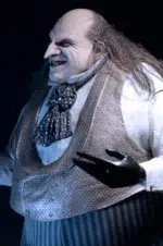 Figura articulada en escala 1/4 de la película ´Batman Vuelve´, tamaño aprox. 38 cm. Esta temporada electoral, ¡vota a Oswald Cobblepot para alcalde! Esta versión del Pingüino de Batman Returns está lista para arrasar en la campaña electoral. La figura de acción a escala 1/4 cuenta con el parecido del actor Danny DeVito, cuya memorable interpretación del retorcido Oswald Cobblepot en la película de 1992 sigue definiendo al personaje. La figura, que se puede posar completamente, mide 15" y tiene pelo sintético y un esculpido idéntico al de la película. El Pingüino viene con un abrigo de tela totalmente nuevo y desmontable, un sombrero de copa desmontable, un minicartel «Cobblepot for Mayor», un monóculo, un cigarrillo en una boquilla y accesorios de pescado a medio comer. Cargada de extraordinarios detalles, ¡esta figura es imprescindible para los fans de Batman!
