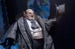 Figura articulada en escala 1/4 de la película ´Batman Vuelve´, tamaño aprox. 38 cm. Esta temporada electoral, ¡vota a Oswald Cobblepot para alcalde! Esta versión del Pingüino de Batman Returns está lista para arrasar en la campaña electoral. La figura de acción a escala 1/4 cuenta con el parecido del actor Danny DeVito, cuya memorable interpretación del retorcido Oswald Cobblepot en la película de 1992 sigue definiendo al personaje. La figura, que se puede posar completamente, mide 15" y tiene pelo sintético y un esculpido idéntico al de la película. El Pingüino viene con un abrigo de tela totalmente nuevo y desmontable, un sombrero de copa desmontable, un minicartel «Cobblepot for Mayor», un monóculo, un cigarrillo en una boquilla y accesorios de pescado a medio comer. Cargada de extraordinarios detalles, ¡esta figura es imprescindible para los fans de Batman!