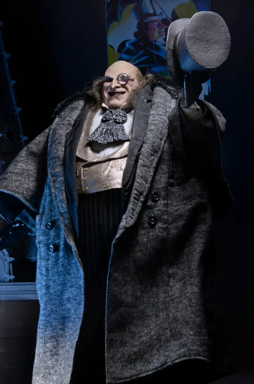Figura articulada en escala 1/4 de la película ´batman vuelve´, tamaño aprox. 38 cm. Esta temporada electoral, ¡vota a oswald cobblepot para alcalde! Esta versión del pingüino de batman returns está lista para arrasar en la campaña electoral. La figura de acción a escala 1/4 cuenta con el parecido del actor danny devito, cuya memorable interpretación del retorcido oswald cobblepot en la película de 1992 sigue definiendo al personaje. La figura, que se puede posar completamente, mide 15" y tiene pelo sintético y un esculpido idéntico al de la película. El pingüino viene con un abrigo de tela totalmente nuevo y desmontable, un sombrero de copa desmontable, un minicartel «cobblepot for mayor», un monóculo, un cigarrillo en una boquilla y accesorios de pescado a medio comer. Cargada de extraordinarios detalles, ¡esta figura es imprescindible para los fans de batman!