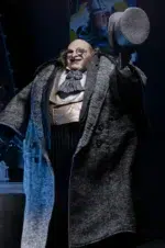 Figura articulada en escala 1/4 de la película ´Batman Vuelve´, tamaño aprox. 38 cm. Esta temporada electoral, ¡vota a Oswald Cobblepot para alcalde! Esta versión del Pingüino de Batman Returns está lista para arrasar en la campaña electoral. La figura de acción a escala 1/4 cuenta con el parecido del actor Danny DeVito, cuya memorable interpretación del retorcido Oswald Cobblepot en la película de 1992 sigue definiendo al personaje. La figura, que se puede posar completamente, mide 15" y tiene pelo sintético y un esculpido idéntico al de la película. El Pingüino viene con un abrigo de tela totalmente nuevo y desmontable, un sombrero de copa desmontable, un minicartel «Cobblepot for Mayor», un monóculo, un cigarrillo en una boquilla y accesorios de pescado a medio comer. Cargada de extraordinarios detalles, ¡esta figura es imprescindible para los fans de Batman!
