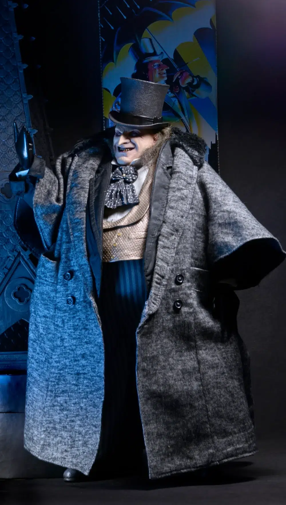 Figura articulada en escala 1/4 de la película ´batman vuelve´, tamaño aprox. 38 cm. Esta temporada electoral, ¡vota a oswald cobblepot para alcalde! Esta versión del pingüino de batman returns está lista para arrasar en la campaña electoral. La figura de acción a escala 1/4 cuenta con el parecido del actor danny devito, cuya memorable interpretación del retorcido oswald cobblepot en la película de 1992 sigue definiendo al personaje. La figura, que se puede posar completamente, mide 15" y tiene pelo sintético y un esculpido idéntico al de la película. El pingüino viene con un abrigo de tela totalmente nuevo y desmontable, un sombrero de copa desmontable, un minicartel «cobblepot for mayor», un monóculo, un cigarrillo en una boquilla y accesorios de pescado a medio comer. Cargada de extraordinarios detalles, ¡esta figura es imprescindible para los fans de batman!