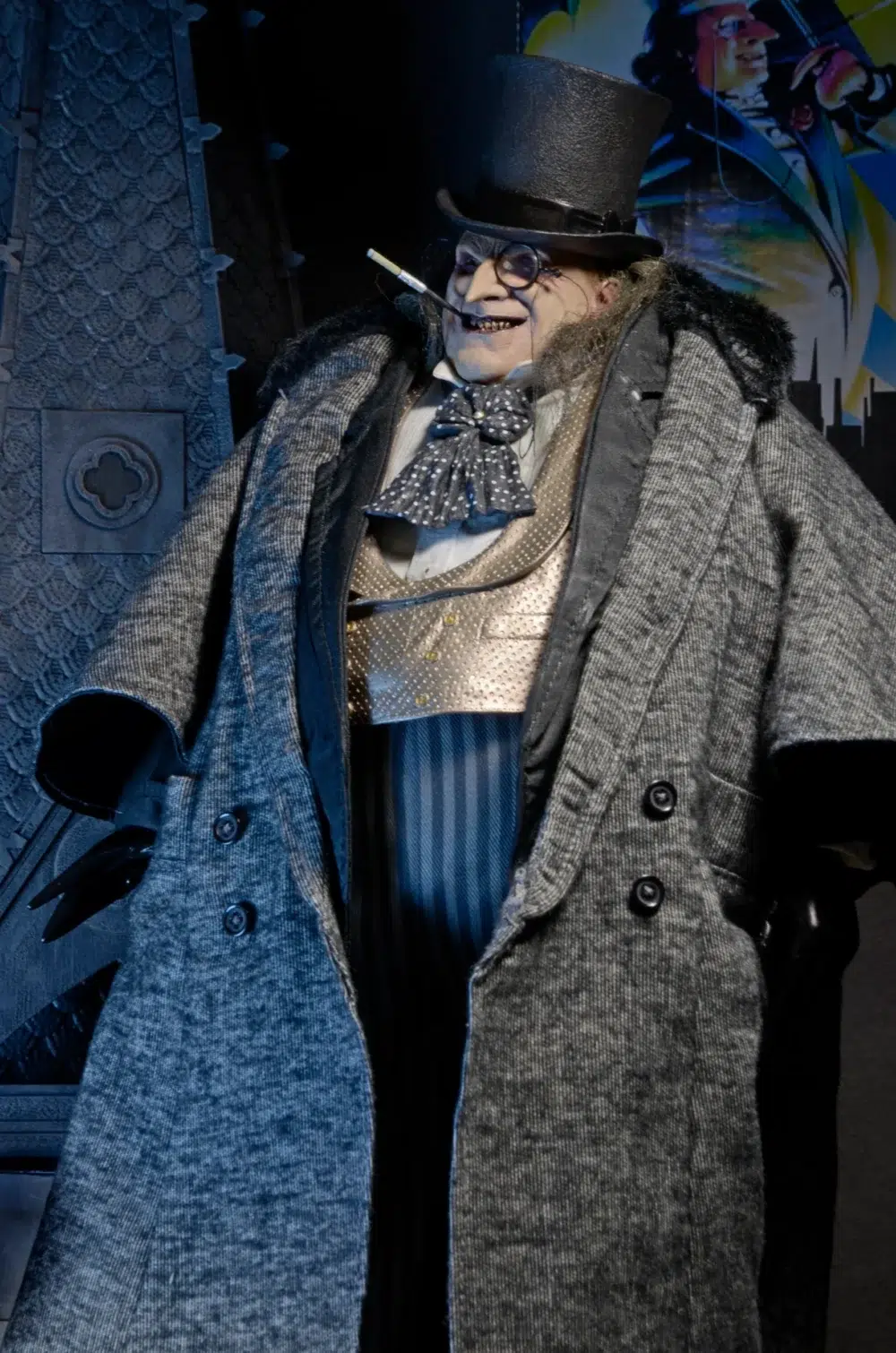 Figura articulada en escala 1/4 de la película ´batman vuelve´, tamaño aprox. 38 cm. Esta temporada electoral, ¡vota a oswald cobblepot para alcalde! Esta versión del pingüino de batman returns está lista para arrasar en la campaña electoral. La figura de acción a escala 1/4 cuenta con el parecido del actor danny devito, cuya memorable interpretación del retorcido oswald cobblepot en la película de 1992 sigue definiendo al personaje. La figura, que se puede posar completamente, mide 15" y tiene pelo sintético y un esculpido idéntico al de la película. El pingüino viene con un abrigo de tela totalmente nuevo y desmontable, un sombrero de copa desmontable, un minicartel «cobblepot for mayor», un monóculo, un cigarrillo en una boquilla y accesorios de pescado a medio comer. Cargada de extraordinarios detalles, ¡esta figura es imprescindible para los fans de batman!