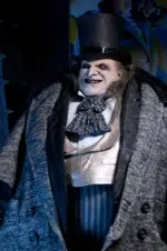 Figura articulada en escala 1/4 de la película ´Batman Vuelve´, tamaño aprox. 38 cm. Esta temporada electoral, ¡vota a Oswald Cobblepot para alcalde! Esta versión del Pingüino de Batman Returns está lista para arrasar en la campaña electoral. La figura de acción a escala 1/4 cuenta con el parecido del actor Danny DeVito, cuya memorable interpretación del retorcido Oswald Cobblepot en la película de 1992 sigue definiendo al personaje. La figura, que se puede posar completamente, mide 15" y tiene pelo sintético y un esculpido idéntico al de la película. El Pingüino viene con un abrigo de tela totalmente nuevo y desmontable, un sombrero de copa desmontable, un minicartel «Cobblepot for Mayor», un monóculo, un cigarrillo en una boquilla y accesorios de pescado a medio comer. Cargada de extraordinarios detalles, ¡esta figura es imprescindible para los fans de Batman!