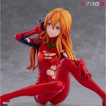 ASUKA LANGLEY REBUILD OF EVANGELION S-FIRE 1/7. Sega presenta dentro de su línea S-Fire esta figura a escala 1/7 de Asuka Langley, basada en su aparición como pilodo de la EVA-02 en la película "Rebuild of Evangelion". Inspirada en la escena del reencuentro con Shinji Ikari, presenta una pose relajada con expresión tímida e inocente. El trabajo de pintura brillante y el esculpido detallado del plugsuit reflejan texturas realistas, desde las arrugas hasta la piel visible. Incluye una base circular de tela para su exhibición y mide aproximadamente 12 cm de altura.