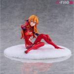 ASUKA LANGLEY REBUILD OF EVANGELION S-FIRE 1/7. Sega presenta dentro de su línea S-Fire esta figura a escala 1/7 de Asuka Langley, basada en su aparición como pilodo de la EVA-02 en la película "Rebuild of Evangelion". Inspirada en la escena del reencuentro con Shinji Ikari, presenta una pose relajada con expresión tímida e inocente. El trabajo de pintura brillante y el esculpido detallado del plugsuit reflejan texturas realistas, desde las arrugas hasta la piel visible. Incluye una base circular de tela para su exhibición y mide aproximadamente 12 cm de altura.