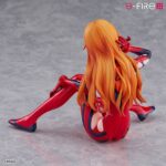 ASUKA LANGLEY REBUILD OF EVANGELION S-FIRE 1/7. Sega presenta dentro de su línea S-Fire esta figura a escala 1/7 de Asuka Langley, basada en su aparición como pilodo de la EVA-02 en la película "Rebuild of Evangelion". Inspirada en la escena del reencuentro con Shinji Ikari, presenta una pose relajada con expresión tímida e inocente. El trabajo de pintura brillante y el esculpido detallado del plugsuit reflejan texturas realistas, desde las arrugas hasta la piel visible. Incluye una base circular de tela para su exhibición y mide aproximadamente 12 cm de altura.