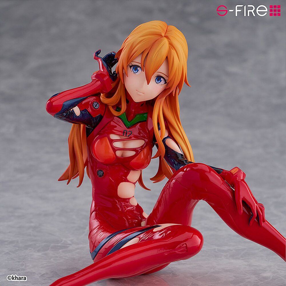 Asuka langley rebuild of evangelion s-fire 1/7. Sega presenta dentro de su línea s-fire esta figura a escala 1/7 de asuka langley, basada en su aparición como pilodo de la eva-02 en la película "rebuild of evangelion". Inspirada en la escena del reencuentro con shinji ikari, presenta una pose relajada con expresión tímida e inocente. El trabajo de pintura brillante y el esculpido detallado del plugsuit reflejan texturas realistas, desde las arrugas hasta la piel visible. Incluye una base circular de tela para su exhibición y mide aproximadamente 12 cm de altura.