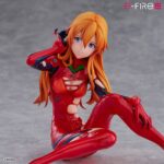 ASUKA LANGLEY REBUILD OF EVANGELION S-FIRE 1/7. Sega presenta dentro de su línea S-Fire esta figura a escala 1/7 de Asuka Langley, basada en su aparición como pilodo de la EVA-02 en la película "Rebuild of Evangelion". Inspirada en la escena del reencuentro con Shinji Ikari, presenta una pose relajada con expresión tímida e inocente. El trabajo de pintura brillante y el esculpido detallado del plugsuit reflejan texturas realistas, desde las arrugas hasta la piel visible. Incluye una base circular de tela para su exhibición y mide aproximadamente 12 cm de altura.