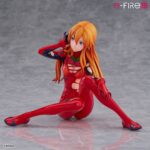 ASUKA LANGLEY REBUILD OF EVANGELION S-FIRE 1/7. Sega presenta dentro de su línea S-Fire esta figura a escala 1/7 de Asuka Langley, basada en su aparición como pilodo de la EVA-02 en la película "Rebuild of Evangelion". Inspirada en la escena del reencuentro con Shinji Ikari, presenta una pose relajada con expresión tímida e inocente. El trabajo de pintura brillante y el esculpido detallado del plugsuit reflejan texturas realistas, desde las arrugas hasta la piel visible. Incluye una base circular de tela para su exhibición y mide aproximadamente 12 cm de altura.