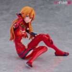 ASUKA LANGLEY REBUILD OF EVANGELION S-FIRE 1/7. Sega presenta dentro de su línea S-Fire esta figura a escala 1/7 de Asuka Langley, basada en su aparición como pilodo de la EVA-02 en la película "Rebuild of Evangelion". Inspirada en la escena del reencuentro con Shinji Ikari, presenta una pose relajada con expresión tímida e inocente. El trabajo de pintura brillante y el esculpido detallado del plugsuit reflejan texturas realistas, desde las arrugas hasta la piel visible. Incluye una base circular de tela para su exhibición y mide aproximadamente 12 cm de altura.