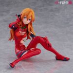 ASUKA LANGLEY REBUILD OF EVANGELION S-FIRE 1/7. Sega presenta dentro de su línea S-Fire esta figura a escala 1/7 de Asuka Langley, basada en su aparición como pilodo de la EVA-02 en la película "Rebuild of Evangelion". Inspirada en la escena del reencuentro con Shinji Ikari, presenta una pose relajada con expresión tímida e inocente. El trabajo de pintura brillante y el esculpido detallado del plugsuit reflejan texturas realistas, desde las arrugas hasta la piel visible. Incluye una base circular de tela para su exhibición y mide aproximadamente 12 cm de altura.