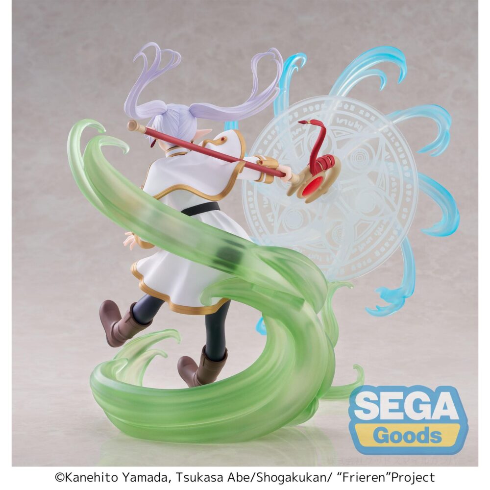 Frieren the heights of magic frieren: beyond journey´s end series figurizma. Sega suma a su colección figurizmα la figura de frieren, basada en la serie "frieren: beyond journey’s end". Esta representación de la elfa maga muestra una pose que transmite su serenidad. Fabricada en pvc, mide aproximadamente 25 cm de alto y destaca por su nivel de detalle y tamaño.