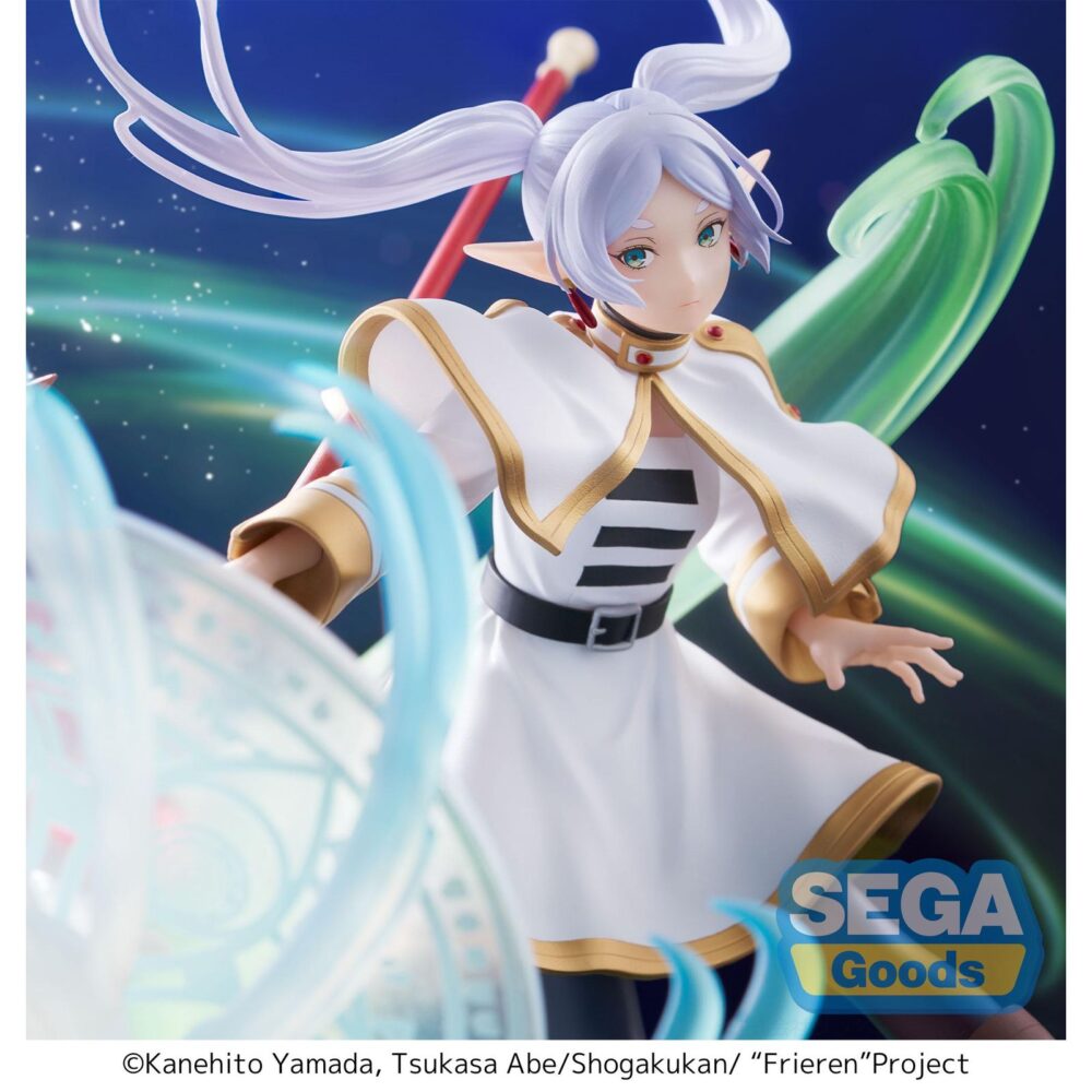 Frieren the heights of magic frieren: beyond journey´s end series figurizma. Sega suma a su colección figurizmα la figura de frieren, basada en la serie "frieren: beyond journey’s end". Esta representación de la elfa maga muestra una pose que transmite su serenidad. Fabricada en pvc, mide aproximadamente 25 cm de alto y destaca por su nivel de detalle y tamaño.