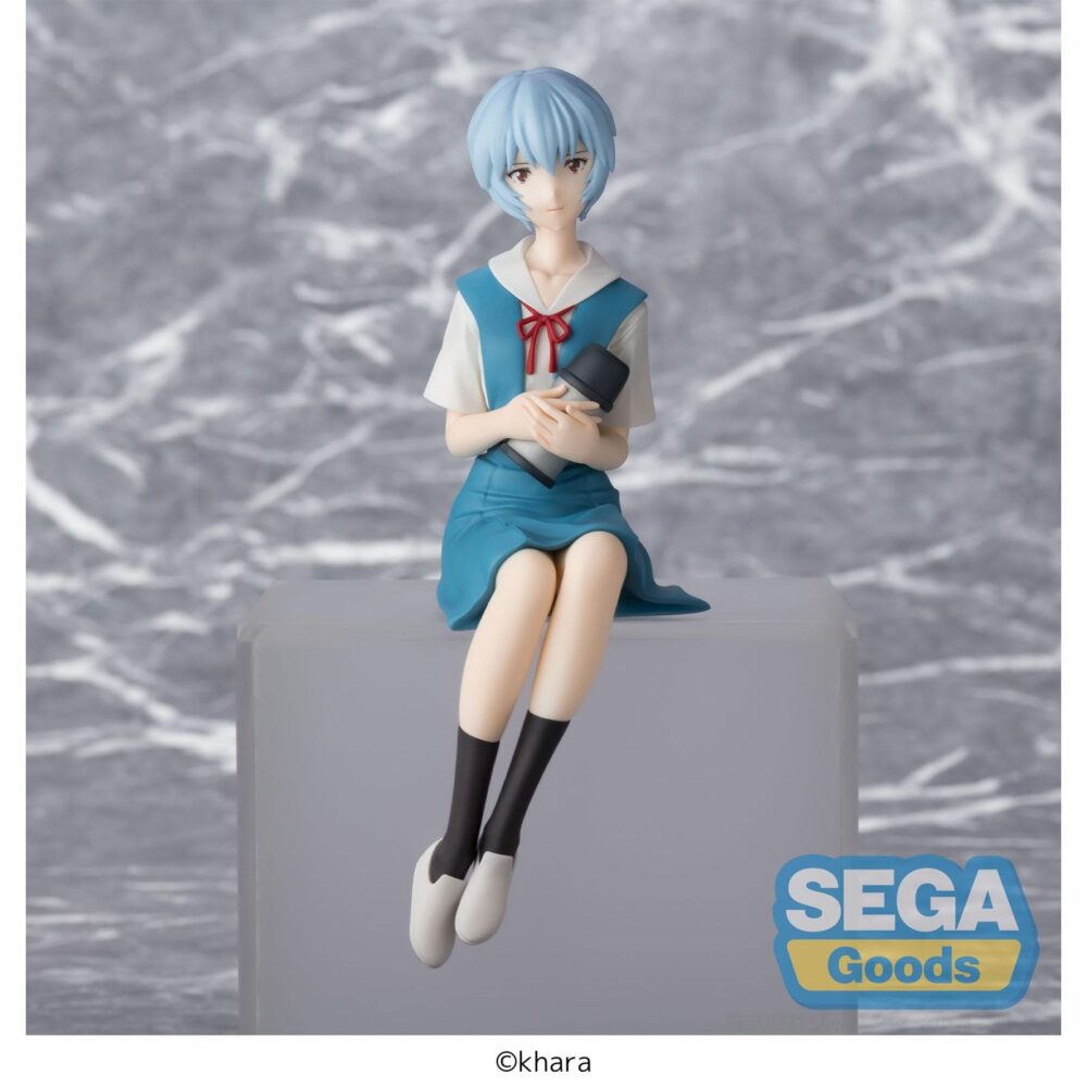 Rei ayanami rebuild of evangelion pm perching. Sega suma a su colección pm perching esta figura de rei ayanami, inspirada en la trilogía "rebuild of evangelion". Mide aproximadamente 14 cm de alto y está diseñada para ser exhibida sentada, para colocar en baldas de estanterías o bordes de mesas. Fabricada en pvc con acabado delicado y elegante.