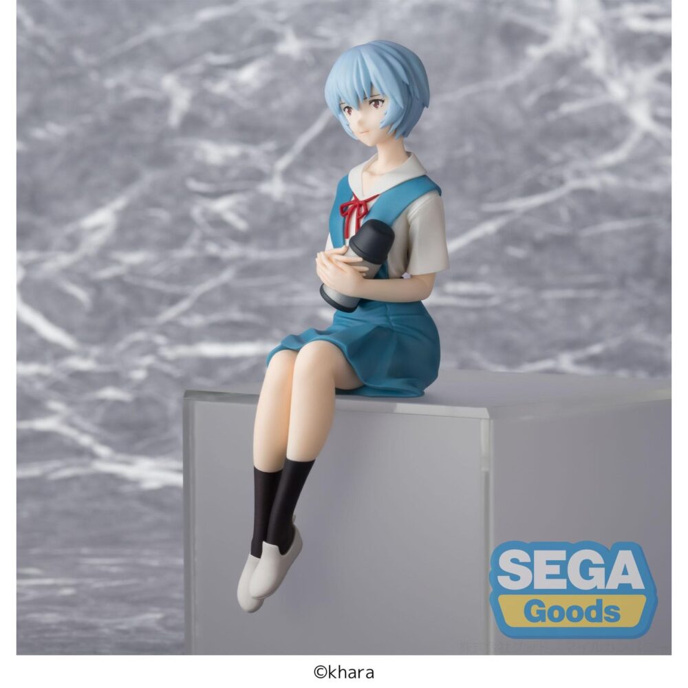Rei ayanami rebuild of evangelion pm perching. Sega suma a su colección pm perching esta figura de rei ayanami, inspirada en la trilogía "rebuild of evangelion". Mide aproximadamente 14 cm de alto y está diseñada para ser exhibida sentada, para colocar en baldas de estanterías o bordes de mesas. Fabricada en pvc con acabado delicado y elegante.