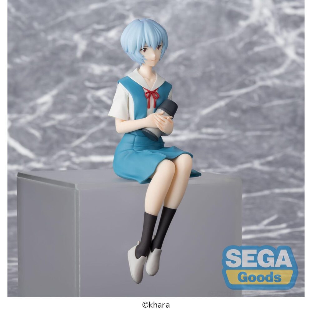 Rei ayanami rebuild of evangelion pm perching. Sega suma a su colección pm perching esta figura de rei ayanami, inspirada en la trilogía "rebuild of evangelion". Mide aproximadamente 14 cm de alto y está diseñada para ser exhibida sentada, para colocar en baldas de estanterías o bordes de mesas. Fabricada en pvc con acabado delicado y elegante.