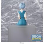 REI AYANAMI REBUILD OF EVANGELION PM PERCHING. Sega suma a su colección PM Perching esta figura de Rei Ayanami, inspirada en la trilogía "Rebuild of Evangelion". Mide aproximadamente 14 cm de alto y está diseñada para ser exhibida sentada, para colocar en baldas de estanterías o bordes de mesas. Fabricada en PVC con acabado delicado y elegante.