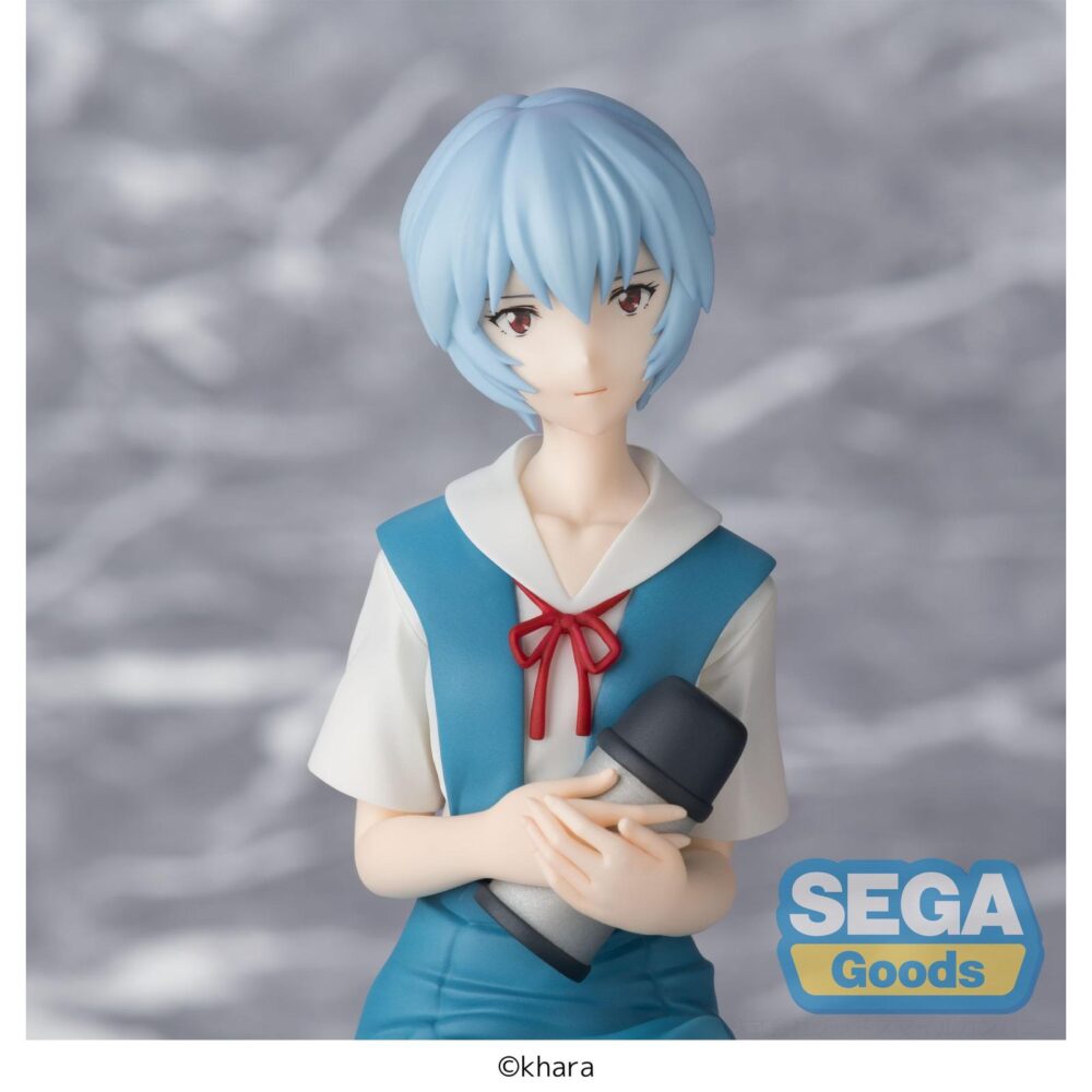 Rei ayanami rebuild of evangelion pm perching. Sega suma a su colección pm perching esta figura de rei ayanami, inspirada en la trilogía "rebuild of evangelion". Mide aproximadamente 14 cm de alto y está diseñada para ser exhibida sentada, para colocar en baldas de estanterías o bordes de mesas. Fabricada en pvc con acabado delicado y elegante.
