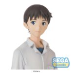 SHINJI IKARI UNIFORM VERSION REBUILD OF EVANGELION HIGH PREMIUM. Sega presenta esta figura de Shinji Ikari en su versión con uniforme, perteneciente a la colección High Premium e inspirada en "Rebuild of Evangelion". Mide unos 22 cm de alto y destaca por su pose relajada y su expresivo diseño. Fabricada en PVC. Ideal para exponer con KAWORU NAGISA UNIFORM VERSION REBUILD OF EVANGELION HIGH PREMIUM (Se venden por separado).