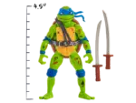 LEONARDO VS. SUPER FLY FIGURAS LAS TORTUGAS NINJA. Prepárate para una batalla épica con el pack de 2 figuras Leonardo vs Super Fly de Teenage Mutant Ninja Turtles. Ambas figuras están altamente detalladas con arañazos, cicatrices y moratones de su batalla. Las figuras vienen en una caja con ventana que incluye un llamativo diorama de fondo ilustrado sobre el que colocar las figuras. Se puede exhibir junto a DONATELLO VS. BEBOP FIGURAS LAS TORTUGAS NINJA, los dioramas se pueden juntar para crear una emocionante escena de fondo.(se venden por separado). AUTÉNTICO: Leo mide 11,4 cm y Super Fly 10,8 cm. Ambas figuras están muy detalladas y presentan cicatrices de batalla. EXTREMADAMENTE MÓVILES: Leo y Super Fly tienen hasta 12 puntos de articulación para adoptar posturas de combate llenas de acción ACCESORIOS: Cada figura viene con sus propios accesorios para armas DIORAMA DE FONDO: Presenta un llamativo diorama ilustrado que proporciona un gran telón de fondo para la batalla entre Leo y Super Fly