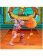 DHALSIM DELUXE PLAYER 2 EXCLUSIVE ULTRA STREET FIGHTER II. Jada Toys presenta esta figura de Dhalsim. Mide 17 cm y está basada en su aparición en los videojuegos de "Street Fighter". Fabricada por expertos a escala 1:12, esta figura da vida al maestro del yoga con una articulación increíble, extremidades flexibles únicas y efectos de fuego. Tanto si adopta una postura meditativa como si despliega su devastadora Llama del Yoga, esta versión de Dhalsim es imprescindible para los coleccionistas serios de Street Fighter. Este set de lujo incluye todo lo necesario para encarnar su trascendental estilo de combate: (3) esculturas de cabeza en total, incluyendo una nueva expresión exclusiva para este lanzamiento, (1) escultura de cabeza extra para tu Dhalsim Jugador 1, (3) juegos de manos, (2) piernas flexibles, (2) brazos flexibles, accesorio de cuerpo en llamas con soporte de exhibición, (1) pieza de efecto Yoga Fuego y (1) pieza de efecto Yoga Llama. Esta figura de Dhalsim se presenta en una caja de coleccionista con un escaparate transparente y es ideal tanto para los coleccionistas que la reciben dentro de la caja como para los que la sacan de ella. El embalaje también incluye una funda extraíble adornada con vibrantes ilustraciones de los personajes, lo que la convierte en una pieza destacada para cualquier exposición de Street Fighter. UNIDADES LIMITADAS.