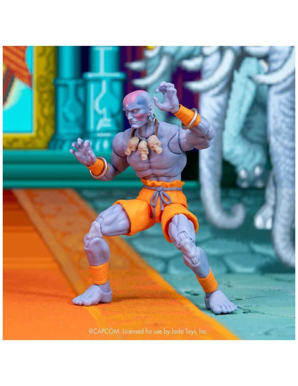 Dhalsim deluxe player 2 exclusive ultra street fighter ii. Jada toys presenta esta figura de dhalsim. Mide 17 cm y está basada en su aparición en los videojuegos de "street fighter". Fabricada por expertos a escala 1:12, esta figura da vida al maestro del yoga con una articulación increíble, extremidades flexibles únicas y efectos de fuego. Tanto si adopta una postura meditativa como si despliega su devastadora llama del yoga, esta versión de dhalsim es imprescindible para los coleccionistas serios de street fighter. Este set de lujo incluye todo lo necesario para encarnar su trascendental estilo de combate: (3) esculturas de cabeza en total, incluyendo una nueva expresión exclusiva para este lanzamiento, (1) escultura de cabeza extra para tu dhalsim jugador 1, (3) juegos de manos, (2) piernas flexibles, (2) brazos flexibles, accesorio de cuerpo en llamas con soporte de exhibición, (1) pieza de efecto yoga fuego y (1) pieza de efecto yoga llama. Esta figura de dhalsim se presenta en una caja de coleccionista con un escaparate transparente y es ideal tanto para los coleccionistas que la reciben dentro de la caja como para los que la sacan de ella. El embalaje también incluye una funda extraíble adornada con vibrantes ilustraciones de los personajes, lo que la convierte en una pieza destacada para cualquier exposición de street fighter. Unidades limitadas.