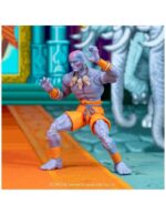 DHALSIM DELUXE PLAYER 2 EXCLUSIVE ULTRA STREET FIGHTER II. Jada Toys presenta esta figura de Dhalsim. Mide 17 cm y está basada en su aparición en los videojuegos de "Street Fighter". Fabricada por expertos a escala 1:12, esta figura da vida al maestro del yoga con una articulación increíble, extremidades flexibles únicas y efectos de fuego. Tanto si adopta una postura meditativa como si despliega su devastadora Llama del Yoga, esta versión de Dhalsim es imprescindible para los coleccionistas serios de Street Fighter. Este set de lujo incluye todo lo necesario para encarnar su trascendental estilo de combate: (3) esculturas de cabeza en total, incluyendo una nueva expresión exclusiva para este lanzamiento, (1) escultura de cabeza extra para tu Dhalsim Jugador 1, (3) juegos de manos, (2) piernas flexibles, (2) brazos flexibles, accesorio de cuerpo en llamas con soporte de exhibición, (1) pieza de efecto Yoga Fuego y (1) pieza de efecto Yoga Llama. Esta figura de Dhalsim se presenta en una caja de coleccionista con un escaparate transparente y es ideal tanto para los coleccionistas que la reciben dentro de la caja como para los que la sacan de ella. El embalaje también incluye una funda extraíble adornada con vibrantes ilustraciones de los personajes, lo que la convierte en una pieza destacada para cualquier exposición de Street Fighter. UNIDADES LIMITADAS.
