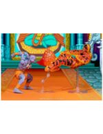 DHALSIM DELUXE PLAYER 2 EXCLUSIVE ULTRA STREET FIGHTER II. Jada Toys presenta esta figura de Dhalsim. Mide 17 cm y está basada en su aparición en los videojuegos de "Street Fighter". Fabricada por expertos a escala 1:12, esta figura da vida al maestro del yoga con una articulación increíble, extremidades flexibles únicas y efectos de fuego. Tanto si adopta una postura meditativa como si despliega su devastadora Llama del Yoga, esta versión de Dhalsim es imprescindible para los coleccionistas serios de Street Fighter. Este set de lujo incluye todo lo necesario para encarnar su trascendental estilo de combate: (3) esculturas de cabeza en total, incluyendo una nueva expresión exclusiva para este lanzamiento, (1) escultura de cabeza extra para tu Dhalsim Jugador 1, (3) juegos de manos, (2) piernas flexibles, (2) brazos flexibles, accesorio de cuerpo en llamas con soporte de exhibición, (1) pieza de efecto Yoga Fuego y (1) pieza de efecto Yoga Llama. Esta figura de Dhalsim se presenta en una caja de coleccionista con un escaparate transparente y es ideal tanto para los coleccionistas que la reciben dentro de la caja como para los que la sacan de ella. El embalaje también incluye una funda extraíble adornada con vibrantes ilustraciones de los personajes, lo que la convierte en una pieza destacada para cualquier exposición de Street Fighter. UNIDADES LIMITADAS.