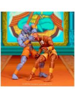 DHALSIM DELUXE PLAYER 2 EXCLUSIVE ULTRA STREET FIGHTER II. Jada Toys presenta esta figura de Dhalsim. Mide 17 cm y está basada en su aparición en los videojuegos de "Street Fighter". Fabricada por expertos a escala 1:12, esta figura da vida al maestro del yoga con una articulación increíble, extremidades flexibles únicas y efectos de fuego. Tanto si adopta una postura meditativa como si despliega su devastadora Llama del Yoga, esta versión de Dhalsim es imprescindible para los coleccionistas serios de Street Fighter. Este set de lujo incluye todo lo necesario para encarnar su trascendental estilo de combate: (3) esculturas de cabeza en total, incluyendo una nueva expresión exclusiva para este lanzamiento, (1) escultura de cabeza extra para tu Dhalsim Jugador 1, (3) juegos de manos, (2) piernas flexibles, (2) brazos flexibles, accesorio de cuerpo en llamas con soporte de exhibición, (1) pieza de efecto Yoga Fuego y (1) pieza de efecto Yoga Llama. Esta figura de Dhalsim se presenta en una caja de coleccionista con un escaparate transparente y es ideal tanto para los coleccionistas que la reciben dentro de la caja como para los que la sacan de ella. El embalaje también incluye una funda extraíble adornada con vibrantes ilustraciones de los personajes, lo que la convierte en una pieza destacada para cualquier exposición de Street Fighter. UNIDADES LIMITADAS.