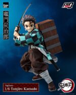 TANJIRO KAMADO DEMON SLAYER KIMETSU NO YAIBA THREEZERO. Del fenomenal anime "Demon Slayer: Kimetsu no Yaiba", ¡se estrenó una serie de figuras coleccionables a escala 1/6 como parte de la línea FigZero de threezero! ¡La primera figura es del protagonista, Tanjiro Kamado! FigZero 1/6 Tanjiro Kamado mide aproximadamente 27,5 cm de alto. Es una figura coleccionable completamente articulada con aproximadamente 37 puntos de articulación. Los materiales utilizados para la figura son principalmente ABS, PVC, POM y tela. La vestimenta de la figura incluye el uniforme de Demon Slayer Corps hecho en tela y el icónico haori de Tanjiro con un alambre de metal en el interior para poder posarla. La figura viene con tres expresiones faciales intercambiables (una cara sonriente, una cara seria y una cara de mordaza) y seis pares de manos intercambiables. Los accesorios adicionales incluyen una espada Nichirin de metal, un cuchillo y una caja de madera hecha de plástico. Además, se incluyen una parte con efecto de respiración (con imán en el interior) y una parte con efecto de respiración acuática para mostrar la dinámica esgrima de Tanjiro.