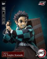 TANJIRO KAMADO DEMON SLAYER KIMETSU NO YAIBA THREEZERO. Del fenomenal anime "Demon Slayer: Kimetsu no Yaiba", ¡se estrenó una serie de figuras coleccionables a escala 1/6 como parte de la línea FigZero de threezero! ¡La primera figura es del protagonista, Tanjiro Kamado! FigZero 1/6 Tanjiro Kamado mide aproximadamente 27,5 cm de alto. Es una figura coleccionable completamente articulada con aproximadamente 37 puntos de articulación. Los materiales utilizados para la figura son principalmente ABS, PVC, POM y tela. La vestimenta de la figura incluye el uniforme de Demon Slayer Corps hecho en tela y el icónico haori de Tanjiro con un alambre de metal en el interior para poder posarla. La figura viene con tres expresiones faciales intercambiables (una cara sonriente, una cara seria y una cara de mordaza) y seis pares de manos intercambiables. Los accesorios adicionales incluyen una espada Nichirin de metal, un cuchillo y una caja de madera hecha de plástico. Además, se incluyen una parte con efecto de respiración (con imán en el interior) y una parte con efecto de respiración acuática para mostrar la dinámica esgrima de Tanjiro.