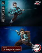TANJIRO KAMADO DEMON SLAYER KIMETSU NO YAIBA THREEZERO. Del fenomenal anime "Demon Slayer: Kimetsu no Yaiba", ¡se estrenó una serie de figuras coleccionables a escala 1/6 como parte de la línea FigZero de threezero! ¡La primera figura es del protagonista, Tanjiro Kamado! FigZero 1/6 Tanjiro Kamado mide aproximadamente 27,5 cm de alto. Es una figura coleccionable completamente articulada con aproximadamente 37 puntos de articulación. Los materiales utilizados para la figura son principalmente ABS, PVC, POM y tela. La vestimenta de la figura incluye el uniforme de Demon Slayer Corps hecho en tela y el icónico haori de Tanjiro con un alambre de metal en el interior para poder posarla. La figura viene con tres expresiones faciales intercambiables (una cara sonriente, una cara seria y una cara de mordaza) y seis pares de manos intercambiables. Los accesorios adicionales incluyen una espada Nichirin de metal, un cuchillo y una caja de madera hecha de plástico. Además, se incluyen una parte con efecto de respiración (con imán en el interior) y una parte con efecto de respiración acuática para mostrar la dinámica esgrima de Tanjiro.