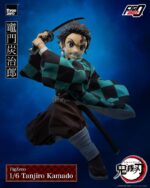 TANJIRO KAMADO DEMON SLAYER KIMETSU NO YAIBA THREEZERO. Del fenomenal anime "Demon Slayer: Kimetsu no Yaiba", ¡se estrenó una serie de figuras coleccionables a escala 1/6 como parte de la línea FigZero de threezero! ¡La primera figura es del protagonista, Tanjiro Kamado! FigZero 1/6 Tanjiro Kamado mide aproximadamente 27,5 cm de alto. Es una figura coleccionable completamente articulada con aproximadamente 37 puntos de articulación. Los materiales utilizados para la figura son principalmente ABS, PVC, POM y tela. La vestimenta de la figura incluye el uniforme de Demon Slayer Corps hecho en tela y el icónico haori de Tanjiro con un alambre de metal en el interior para poder posarla. La figura viene con tres expresiones faciales intercambiables (una cara sonriente, una cara seria y una cara de mordaza) y seis pares de manos intercambiables. Los accesorios adicionales incluyen una espada Nichirin de metal, un cuchillo y una caja de madera hecha de plástico. Además, se incluyen una parte con efecto de respiración (con imán en el interior) y una parte con efecto de respiración acuática para mostrar la dinámica esgrima de Tanjiro.