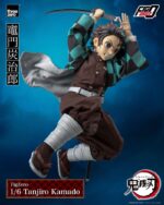 TANJIRO KAMADO DEMON SLAYER KIMETSU NO YAIBA THREEZERO. Del fenomenal anime "Demon Slayer: Kimetsu no Yaiba", ¡se estrenó una serie de figuras coleccionables a escala 1/6 como parte de la línea FigZero de threezero! ¡La primera figura es del protagonista, Tanjiro Kamado! FigZero 1/6 Tanjiro Kamado mide aproximadamente 27,5 cm de alto. Es una figura coleccionable completamente articulada con aproximadamente 37 puntos de articulación. Los materiales utilizados para la figura son principalmente ABS, PVC, POM y tela. La vestimenta de la figura incluye el uniforme de Demon Slayer Corps hecho en tela y el icónico haori de Tanjiro con un alambre de metal en el interior para poder posarla. La figura viene con tres expresiones faciales intercambiables (una cara sonriente, una cara seria y una cara de mordaza) y seis pares de manos intercambiables. Los accesorios adicionales incluyen una espada Nichirin de metal, un cuchillo y una caja de madera hecha de plástico. Además, se incluyen una parte con efecto de respiración (con imán en el interior) y una parte con efecto de respiración acuática para mostrar la dinámica esgrima de Tanjiro.