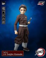 TANJIRO KAMADO DEMON SLAYER KIMETSU NO YAIBA THREEZERO. Del fenomenal anime "Demon Slayer: Kimetsu no Yaiba", ¡se estrenó una serie de figuras coleccionables a escala 1/6 como parte de la línea FigZero de threezero! ¡La primera figura es del protagonista, Tanjiro Kamado! FigZero 1/6 Tanjiro Kamado mide aproximadamente 27,5 cm de alto. Es una figura coleccionable completamente articulada con aproximadamente 37 puntos de articulación. Los materiales utilizados para la figura son principalmente ABS, PVC, POM y tela. La vestimenta de la figura incluye el uniforme de Demon Slayer Corps hecho en tela y el icónico haori de Tanjiro con un alambre de metal en el interior para poder posarla. La figura viene con tres expresiones faciales intercambiables (una cara sonriente, una cara seria y una cara de mordaza) y seis pares de manos intercambiables. Los accesorios adicionales incluyen una espada Nichirin de metal, un cuchillo y una caja de madera hecha de plástico. Además, se incluyen una parte con efecto de respiración (con imán en el interior) y una parte con efecto de respiración acuática para mostrar la dinámica esgrima de Tanjiro.