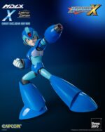 MEGA MAN FIGURA MDLX ROCKMAN X / MEGA MAN X EXCLUSIVE. De la serie de videojuegos Mega Man X (también conocida como Rockman X), threezero se enorgullece de presentar la figura coleccionable MDLX X. Con una altura aproximada de 12,1 cm, la figura coleccionable «Rockman X / Mega Man X» MDLX X está totalmente articulada con aproximadamente 34 puntos de articulación. Cuenta con una estructura que combina metal y piezas de plástico técnico, lo que mejora la rigidez de las articulaciones y proporciona una sensación satisfactoria y robusta al posar y articular la figura, a pesar de su tamaño compacto. «Rockman X / Mega Man X» MDLX X incluye dos placas faciales intercambiables, que ofrecen la opción de cambiar entre expresiones estándar y de enfado. También viene con una pieza del icónico antebrazo X-Buster, intercambiable con el antebrazo izquierdo o derecho, y una pieza de efecto Charge Shot para acoplar a la punta del X-Buster. Las manos intercambiables incluyen un par de manos abiertas y un par de puños, lo que permite a los usuarios recrear una gran variedad de poses dinámicas. Además, cada uno de los pies de MDLX X lleva incorporado un imán que le permite adherirse a superficies metálicas y aumentar su capacidad de juego.