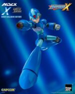 MEGA MAN FIGURA MDLX ROCKMAN X / MEGA MAN X EXCLUSIVE. De la serie de videojuegos Mega Man X (también conocida como Rockman X), threezero se enorgullece de presentar la figura coleccionable MDLX X. Con una altura aproximada de 12,1 cm, la figura coleccionable «Rockman X / Mega Man X» MDLX X está totalmente articulada con aproximadamente 34 puntos de articulación. Cuenta con una estructura que combina metal y piezas de plástico técnico, lo que mejora la rigidez de las articulaciones y proporciona una sensación satisfactoria y robusta al posar y articular la figura, a pesar de su tamaño compacto. «Rockman X / Mega Man X» MDLX X incluye dos placas faciales intercambiables, que ofrecen la opción de cambiar entre expresiones estándar y de enfado. También viene con una pieza del icónico antebrazo X-Buster, intercambiable con el antebrazo izquierdo o derecho, y una pieza de efecto Charge Shot para acoplar a la punta del X-Buster. Las manos intercambiables incluyen un par de manos abiertas y un par de puños, lo que permite a los usuarios recrear una gran variedad de poses dinámicas. Además, cada uno de los pies de MDLX X lleva incorporado un imán que le permite adherirse a superficies metálicas y aumentar su capacidad de juego.