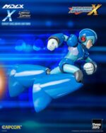 MEGA MAN FIGURA MDLX ROCKMAN X / MEGA MAN X EXCLUSIVE. De la serie de videojuegos Mega Man X (también conocida como Rockman X), threezero se enorgullece de presentar la figura coleccionable MDLX X. Con una altura aproximada de 12,1 cm, la figura coleccionable «Rockman X / Mega Man X» MDLX X está totalmente articulada con aproximadamente 34 puntos de articulación. Cuenta con una estructura que combina metal y piezas de plástico técnico, lo que mejora la rigidez de las articulaciones y proporciona una sensación satisfactoria y robusta al posar y articular la figura, a pesar de su tamaño compacto. «Rockman X / Mega Man X» MDLX X incluye dos placas faciales intercambiables, que ofrecen la opción de cambiar entre expresiones estándar y de enfado. También viene con una pieza del icónico antebrazo X-Buster, intercambiable con el antebrazo izquierdo o derecho, y una pieza de efecto Charge Shot para acoplar a la punta del X-Buster. Las manos intercambiables incluyen un par de manos abiertas y un par de puños, lo que permite a los usuarios recrear una gran variedad de poses dinámicas. Además, cada uno de los pies de MDLX X lleva incorporado un imán que le permite adherirse a superficies metálicas y aumentar su capacidad de juego.