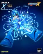 MEGA MAN FIGURA MDLX ROCKMAN X / MEGA MAN X EXCLUSIVE. De la serie de videojuegos Mega Man X (también conocida como Rockman X), threezero se enorgullece de presentar la figura coleccionable MDLX X. Con una altura aproximada de 12,1 cm, la figura coleccionable «Rockman X / Mega Man X» MDLX X está totalmente articulada con aproximadamente 34 puntos de articulación. Cuenta con una estructura que combina metal y piezas de plástico técnico, lo que mejora la rigidez de las articulaciones y proporciona una sensación satisfactoria y robusta al posar y articular la figura, a pesar de su tamaño compacto. «Rockman X / Mega Man X» MDLX X incluye dos placas faciales intercambiables, que ofrecen la opción de cambiar entre expresiones estándar y de enfado. También viene con una pieza del icónico antebrazo X-Buster, intercambiable con el antebrazo izquierdo o derecho, y una pieza de efecto Charge Shot para acoplar a la punta del X-Buster. Las manos intercambiables incluyen un par de manos abiertas y un par de puños, lo que permite a los usuarios recrear una gran variedad de poses dinámicas. Además, cada uno de los pies de MDLX X lleva incorporado un imán que le permite adherirse a superficies metálicas y aumentar su capacidad de juego.