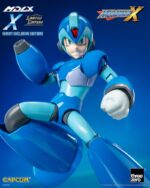 MEGA MAN FIGURA MDLX ROCKMAN X / MEGA MAN X EXCLUSIVE. De la serie de videojuegos Mega Man X (también conocida como Rockman X), threezero se enorgullece de presentar la figura coleccionable MDLX X. Con una altura aproximada de 12,1 cm, la figura coleccionable «Rockman X / Mega Man X» MDLX X está totalmente articulada con aproximadamente 34 puntos de articulación. Cuenta con una estructura que combina metal y piezas de plástico técnico, lo que mejora la rigidez de las articulaciones y proporciona una sensación satisfactoria y robusta al posar y articular la figura, a pesar de su tamaño compacto. «Rockman X / Mega Man X» MDLX X incluye dos placas faciales intercambiables, que ofrecen la opción de cambiar entre expresiones estándar y de enfado. También viene con una pieza del icónico antebrazo X-Buster, intercambiable con el antebrazo izquierdo o derecho, y una pieza de efecto Charge Shot para acoplar a la punta del X-Buster. Las manos intercambiables incluyen un par de manos abiertas y un par de puños, lo que permite a los usuarios recrear una gran variedad de poses dinámicas. Además, cada uno de los pies de MDLX X lleva incorporado un imán que le permite adherirse a superficies metálicas y aumentar su capacidad de juego.