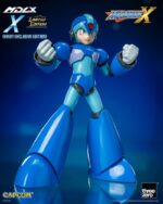 MEGA MAN FIGURA MDLX ROCKMAN X / MEGA MAN X EXCLUSIVE. De la serie de videojuegos Mega Man X (también conocida como Rockman X), threezero se enorgullece de presentar la figura coleccionable MDLX X. Con una altura aproximada de 12,1 cm, la figura coleccionable «Rockman X / Mega Man X» MDLX X está totalmente articulada con aproximadamente 34 puntos de articulación. Cuenta con una estructura que combina metal y piezas de plástico técnico, lo que mejora la rigidez de las articulaciones y proporciona una sensación satisfactoria y robusta al posar y articular la figura, a pesar de su tamaño compacto. «Rockman X / Mega Man X» MDLX X incluye dos placas faciales intercambiables, que ofrecen la opción de cambiar entre expresiones estándar y de enfado. También viene con una pieza del icónico antebrazo X-Buster, intercambiable con el antebrazo izquierdo o derecho, y una pieza de efecto Charge Shot para acoplar a la punta del X-Buster. Las manos intercambiables incluyen un par de manos abiertas y un par de puños, lo que permite a los usuarios recrear una gran variedad de poses dinámicas. Además, cada uno de los pies de MDLX X lleva incorporado un imán que le permite adherirse a superficies metálicas y aumentar su capacidad de juego.