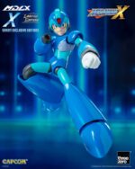 MEGA MAN FIGURA MDLX ROCKMAN X / MEGA MAN X EXCLUSIVE. De la serie de videojuegos Mega Man X (también conocida como Rockman X), threezero se enorgullece de presentar la figura coleccionable MDLX X. Con una altura aproximada de 12,1 cm, la figura coleccionable «Rockman X / Mega Man X» MDLX X está totalmente articulada con aproximadamente 34 puntos de articulación. Cuenta con una estructura que combina metal y piezas de plástico técnico, lo que mejora la rigidez de las articulaciones y proporciona una sensación satisfactoria y robusta al posar y articular la figura, a pesar de su tamaño compacto. «Rockman X / Mega Man X» MDLX X incluye dos placas faciales intercambiables, que ofrecen la opción de cambiar entre expresiones estándar y de enfado. También viene con una pieza del icónico antebrazo X-Buster, intercambiable con el antebrazo izquierdo o derecho, y una pieza de efecto Charge Shot para acoplar a la punta del X-Buster. Las manos intercambiables incluyen un par de manos abiertas y un par de puños, lo que permite a los usuarios recrear una gran variedad de poses dinámicas. Además, cada uno de los pies de MDLX X lleva incorporado un imán que le permite adherirse a superficies metálicas y aumentar su capacidad de juego.