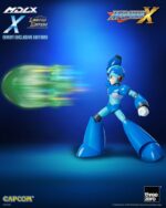 MEGA MAN FIGURA MDLX ROCKMAN X / MEGA MAN X EXCLUSIVE. De la serie de videojuegos Mega Man X (también conocida como Rockman X), threezero se enorgullece de presentar la figura coleccionable MDLX X. Con una altura aproximada de 12,1 cm, la figura coleccionable «Rockman X / Mega Man X» MDLX X está totalmente articulada con aproximadamente 34 puntos de articulación. Cuenta con una estructura que combina metal y piezas de plástico técnico, lo que mejora la rigidez de las articulaciones y proporciona una sensación satisfactoria y robusta al posar y articular la figura, a pesar de su tamaño compacto. «Rockman X / Mega Man X» MDLX X incluye dos placas faciales intercambiables, que ofrecen la opción de cambiar entre expresiones estándar y de enfado. También viene con una pieza del icónico antebrazo X-Buster, intercambiable con el antebrazo izquierdo o derecho, y una pieza de efecto Charge Shot para acoplar a la punta del X-Buster. Las manos intercambiables incluyen un par de manos abiertas y un par de puños, lo que permite a los usuarios recrear una gran variedad de poses dinámicas. Además, cada uno de los pies de MDLX X lleva incorporado un imán que le permite adherirse a superficies metálicas y aumentar su capacidad de juego.