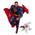 SUPERMAN & KRYPTO SUPERMAN (2025) DYNAMIC ACTION HEROES. Esta figura de acción de Beast Kingdom acompaña a la película Superman (2025). Mide aprox. 21 cm de alto y viene en una caja impresa con otras piezas y accesorios intercambiables. ¡El superhéroe más icónico del Universo DC, Superman, regresa triunfalmente! Inspirado en la próxima película de DC Studios, Superman: 2025, Beast Kingdom presenta con orgullo una nueva versión del Hombre de Acero bajo la línea Dynamic 8ction Heroes (DAH). ¡Adéntrate en Metrópolis y presencia el renacimiento de una leyenda! Elaborada con escultura 3D de alta gama y pintura profesional, esta figura recrea fielmente el nuevo diseño del traje de la película Superman: 2025. Un traje azul marino intenso se complementa con una capa roja brillante, y el clásico emblema "S" en el pecho se presenta en una llamativa escultura tridimensional en rojo y amarillo, que simboliza el resurgimiento de la esperanza y la justicia. La escultura de la cabeza captura la esencia del actor en pantalla, desde su icónico peinado hasta su mirada penetrante y decidida. La figura cuenta con aproximadamente 22 puntos de articulación, lo que permite a los coleccionistas recrear diversas poses clásicas. También incluye cuatro pares de manos intercambiables (puños, manos abiertas, manos que sostienen objetos y manos relajadas) para una exhibición dinámica. Como extra, el set incluye al fiel compañero canino de Superman, Krypto el Superperro, que recrea a la perfección su vínculo heroico y añade aún más valor a tu colección. Estés donde estés, Superman siempre representará el lado más brillante de la humanidad. ¡Deja que este legendario héroe de Krypton brille como la pieza central de tu colección!